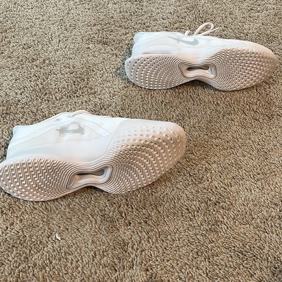nike tennis shoes - Picture 4 of 6